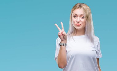 Sarışın genç kadın üzerinde gösterilen ve parmakları ile işaret izole arka plan ikincisi ise kendinden emin ve mutlu gülümseyerek.