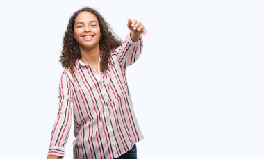 Sarılmak için kollarını açarak gülümseyen kamera bakıyor güzel genç İspanyol kadın. Neşeli ifade kucaklayan mutluluk.