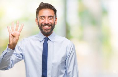 Yetişkin İspanyol iş adamı gösterilen ve parmakları ile işaret izole arka plan üzerinde dört kendinden emin ve mutlu gülümseyerek iken numara.