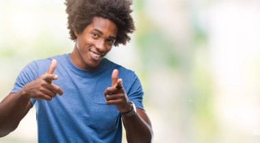 Fotoğraf makinesi ile mutlu ve komik yüz için parmakları işaret izole arka plan üzerinde Afro Amerikalı adam. İyi enerji ve vibes.