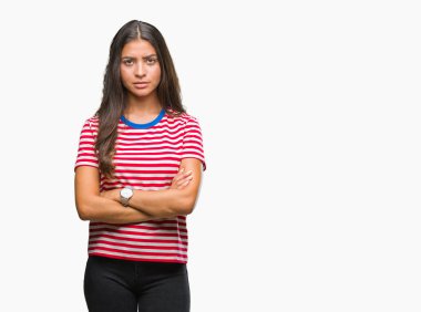 Genç güzel Arap kadın izole arka plan şüpheci ve çapraz kolları olan yüzündeki gergin, onaylamayan ifade yüzünden. Negatif kişi.