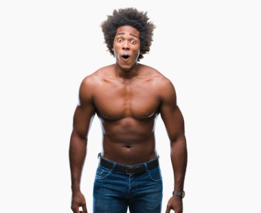 Afro Amerikalı gömleksiz adam çıplak vücut korkuyor ve şok sürpriz ifade, korku ve heyecan yüz ile izole arka plan üzerinde gösterilen.