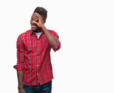 Genç Afro-Amerikan adam gülümsüyor, parmakları ile mutlu yüz üzerinden seyir göz el ile ok jest yapıyor izole arka plan üzerinde.