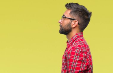 Yetişkin İspanyol adam gözlük izole arka tarafına, seyir üzerinde dinlenmek doğal yüz emin gülümseme ile pozuyla profili.