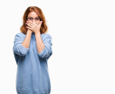 İzole arka plan ağız hata için elleriyle kapsayan şok kış kazak giyen genç güzel kadın. Gizli kavramı.