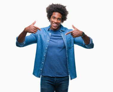Yüzünde gülümseme ile kendinden emin görünüyorsun, kendini gururlu ve mutlu parmakları ile işaret izole arka plan üzerinde Afro Amerikalı adam.
