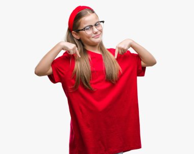 Yüzünde gülümseme ile kendinden emin görünüyorsun, kendini gururlu ve mutlu parmakları ile işaret izole arka plan üzerinde gözlük takan genç güzel kız.