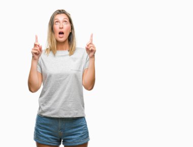 Genç güzel kadın izole arka plan üzerinden hayran ve yukarıya bakıp parmakları ile işaret şaşırttı ve silah kaldırdı.