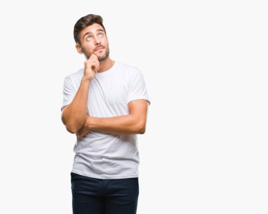 Yakışıklı delikanlı çene düşünme hakkında soru, dalgın ifade üzerine el ile izole arka plan üzerinde. Düşünceli yüzüyle gülümsüyor. Şüphe kavramı.