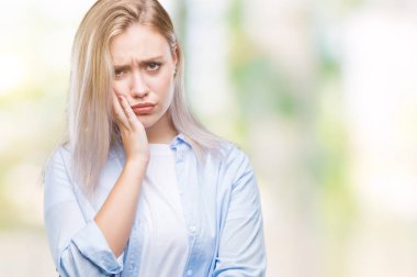 İzole arka plan düşünme seyir üzerinde sarışın genç kadın yorgun ve sıkılmış çapraz silah depresyon sorunları ile.