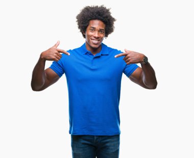 Yüzünde gülümseme ile kendinden emin görünüyorsun, kendini gururlu ve mutlu parmakları ile işaret izole arka plan üzerinde Afro Amerikalı adam.