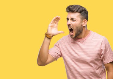 Yakışıklı delikanlı bağırarak ve ağzı üzerinde el ile yan için çığlık izole arka plan üzerinde. İletişim kavramı.