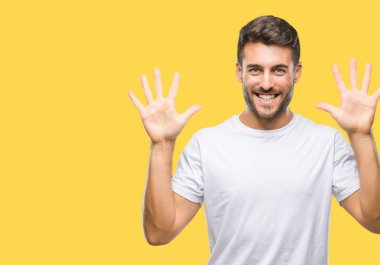 Yakışıklı delikanlı gösterilen ve parmakları ile işaret izole arka plan üzerinde kendinden emin ve mutlu gülümseyerek süre on numara.