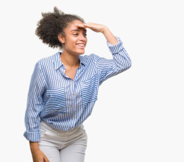 İzole arka plan çok mutlu ve gülümseyen uzakta el ile üzerine kafa arıyorum Genç afro Amerikalı kadın. Arama kavramı.