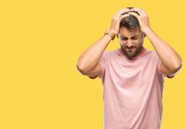 Yakışıklı delikanlı çünkü umutsuz ve stresli baş ağrısı acı izole arka plan üzerinde ağrı ve migren. Ellerini kafasına.