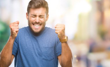 Yakışıklı delikanlı izole arka kolları olan başarı için heyecan üzerinde zafer kutluyor gülümseyen kaldırdı. Kazanan kavramı.