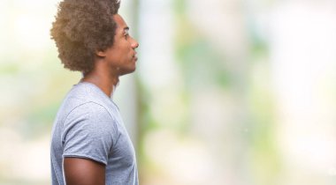 İzole arka tarafına, seyir üzerinde Afro Amerikalı adam sakin ol kendine güvenen gülümseme ile doğal yüz pozuyla profili.