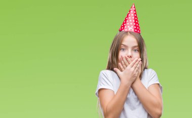 Genç güzel kız Doğum günü şapkası üzerinde arka plan ağız hata için elleriyle kapsayan şok izole. Gizli kavramı.