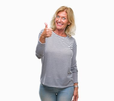 Orta yaş sarışın kadın hareketi el ile mutlu yaşasın yapıyor izole arka plan yüzünden. Kameraya bakarak başarı gösteren ile ifade onaylama.