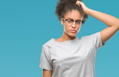Genç afro Amerikalı kadın gözlük izole arka plan üzerinde yanıltır ve soru hakkında merak ediyorum. Şüphe, kafasına el ile düşünme ile belirsiz. Dalgın kavramı.