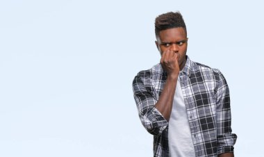 Genç Afro-Amerikan adam stresli ve gergin ile izole arka plan üzerinde tırnak ısırma dudaklarından eller. Anksiyete sorunu.