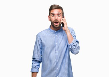 Yakışıklı delikanlı izole arka şok sürpriz yüzü, korkuyor ve korku ifadesi ile heyecanlı olan korkmuş üzerinde konuşan