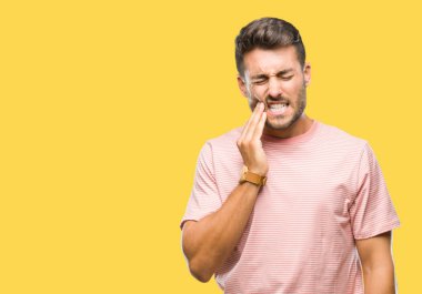 Yakışıklı delikanlı diş ağrısı veya dişlerde dişlerle ilgili hastalık nedeniyle ağız acı ifadesi ile el ile dokunmak izole arka plan üzerinde. Diş hekimi kavramı.