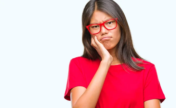 Młoda Kobieta Azjatyckich Okularach Patrząc Myślenia Białym Tle Zmęczony Znudzony — Zdjęcie stockowe