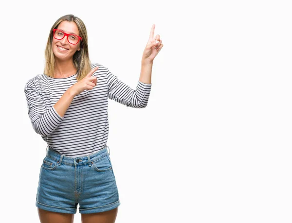 Jovem Mulher Bonita Vestindo Óculos Sobre Fundo Isolado Sorrindo Olhando — Fotografia de Stock