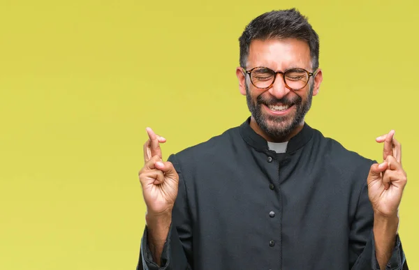 Adulto Hispânico Padre Católico Homem Sobre Fundo Isolado Sorrindo Cruzando — Fotografia de Stock