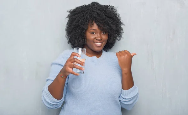 Joven Afroamericana Mujer Sobre Gris Grunge Pared Beber Vaso Agua — Foto de Stock