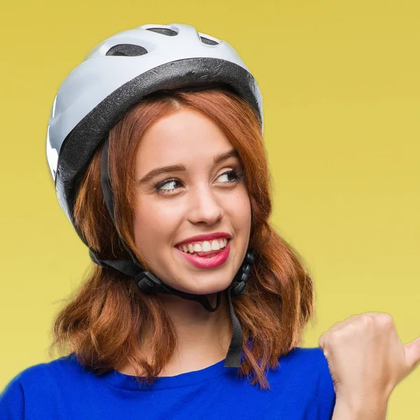 Junge Schöne Frau Mit Fahrradhelm Über Isoliertem Hintergrund Lächelt Mit — Stockfoto