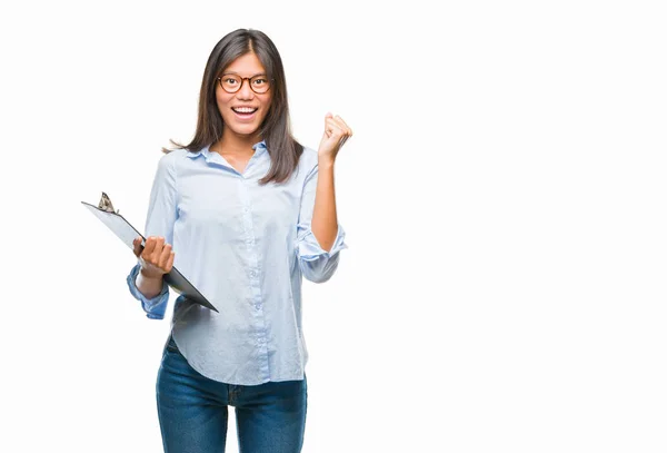 Joven Mujer Negocios Asiática Sobre Fondo Aislado Sosteniendo Portapapeles Gritando —  Fotos de Stock