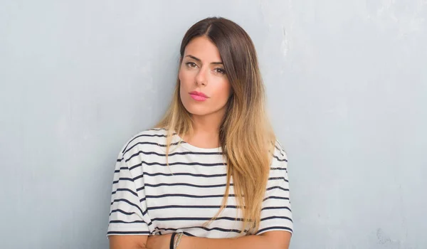 Mujer Adulta Joven Sobre Pared Gris Grunge Usando Camiseta Azul — Foto de Stock