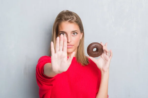 Belle Jeune Femme Sur Mur Gris Grunge Manger Beignet Chocolat — Photo