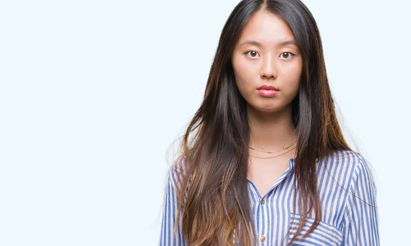 Jonge Aziatische Vrouw Geïsoleerde Achtergrond Met Ernstige Uitdrukking Het Gezicht — Stockfoto