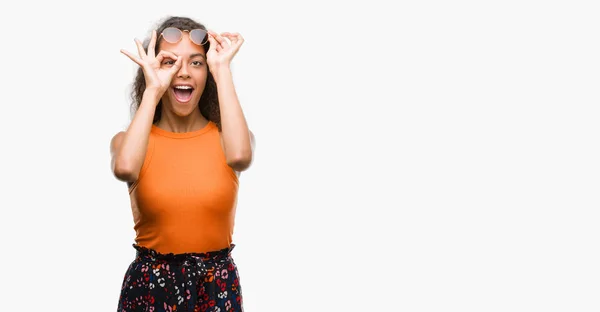 Mujer Hispana Joven Vistiendo Traje Verano Con Cara Feliz Sonriendo — Foto de Stock