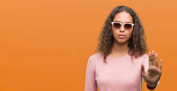 Hermosa Joven Hispana Con Gafas Sol Haciendo Dejar Cantar Con — Foto de Stock