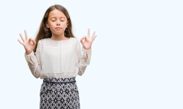 Brunetka Hispánský Dívka Odpočinout Usmívá Očima Uzavřena Vede Meditační Gesta — Stock fotografie