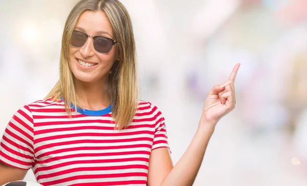 Joven Hermosa Mujer Sosteniendo Pelota Fútbol Sobre Fondo Aislado Muy — Foto de Stock