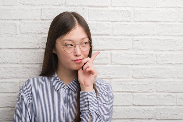 Jovem Mulher Negócios Chinesa Sobre Parede Tijolo Rosto Sério Pensando — Fotografia de Stock