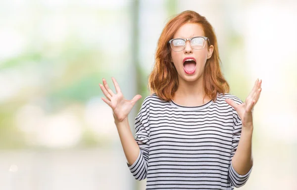 Giovane Bella Donna Sfondo Isolato Indossando Occhiali Pazzo Pazzo Urlando — Foto Stock