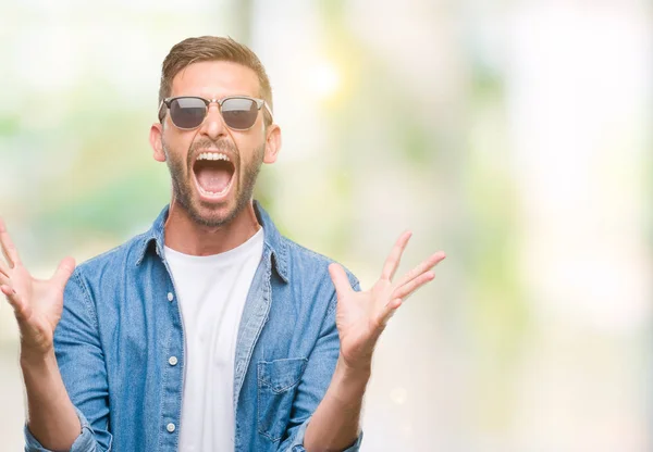 Ung Stilig Man Bär Solglasögon Över Isolerade Bakgrund Firar Crazy — Stockfoto