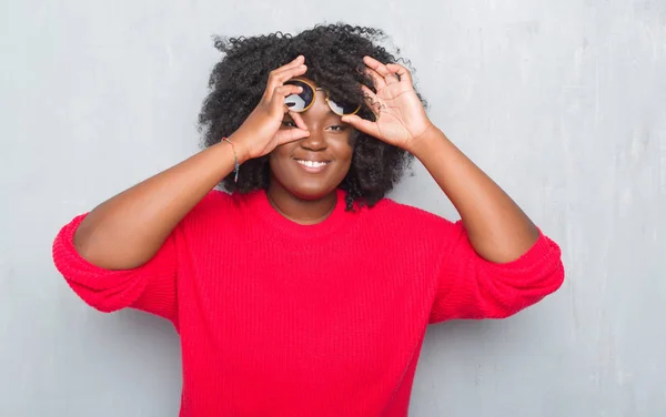 Unga Afroamerikanska Size Kvinna Över Grå Grunge Vägg Bär Retro — Stockfoto