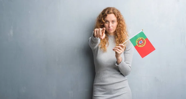 Joven Pelirroja Sobre Pared Grunge Gris Sosteniendo Bandera Portugal Señalando — Foto de Stock