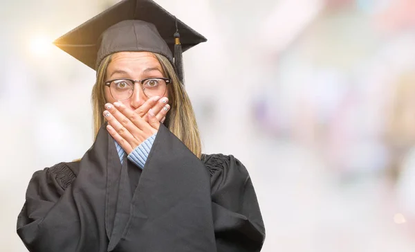 着た若い美しい女性は 孤立した背景のミスのための手で口を覆っているショックを受けた上制服を卒業しました 秘密の概念 — ストック写真