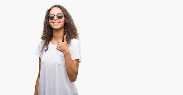 Mulher Hispânica Jovem Usando Óculos Sol Fazendo Polegares Felizes Gesto — Fotografia de Stock