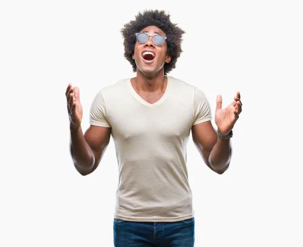 アフロ アメリカ人でサングラスをかけている狂気の背景を分離し 怒って叫んで 叫んで積極的な表現と腕を上げます 欲求不満のコンセプト — ストック写真