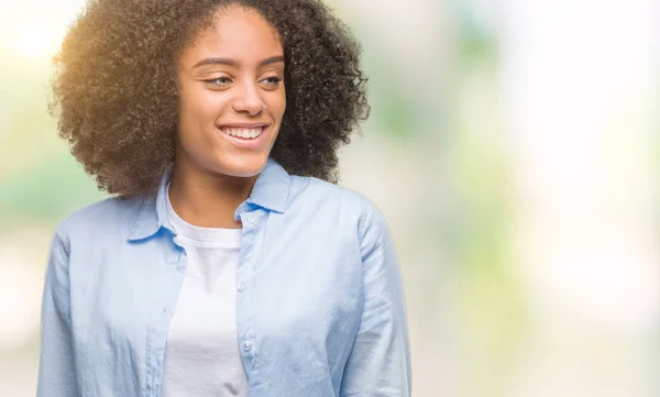 Jonge Afro Amerikaanse Vrouw Geïsoleerde Achtergrond Zoek Weg Aan Kant — Stockfoto