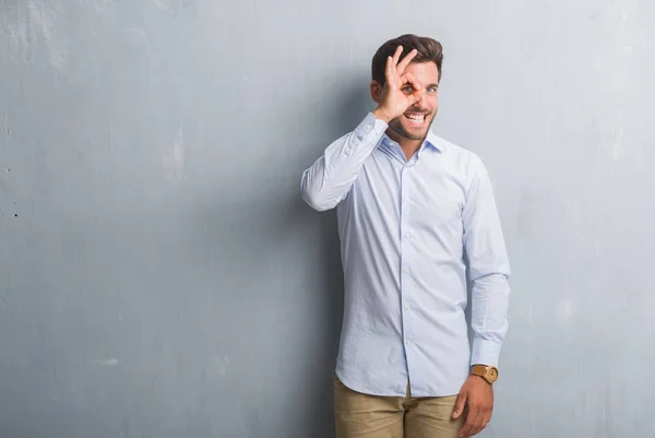 Schöner Junger Geschäftsmann Über Grauer Grunge Wand Mit Elegantem Hemd — Stockfoto